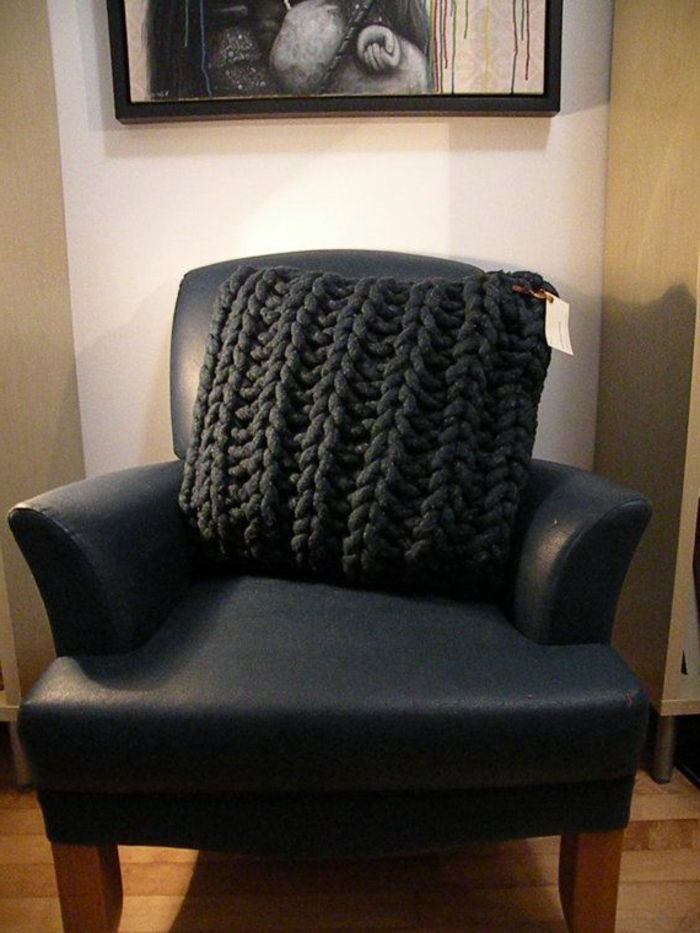 Pletena blazina črna eleganten model na črno fotelj