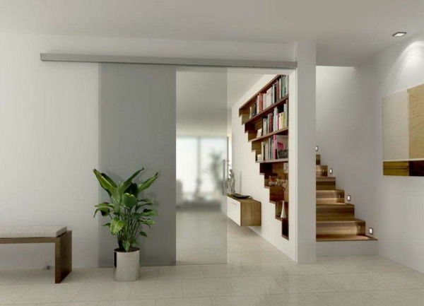 drsna steklena vrata v zelo lepi sobi s stopnicami in knjižnimi polji