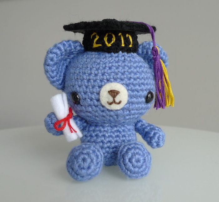 en liten blå nalle med en svart hatt og et diplom - gaver til videregående opplæring