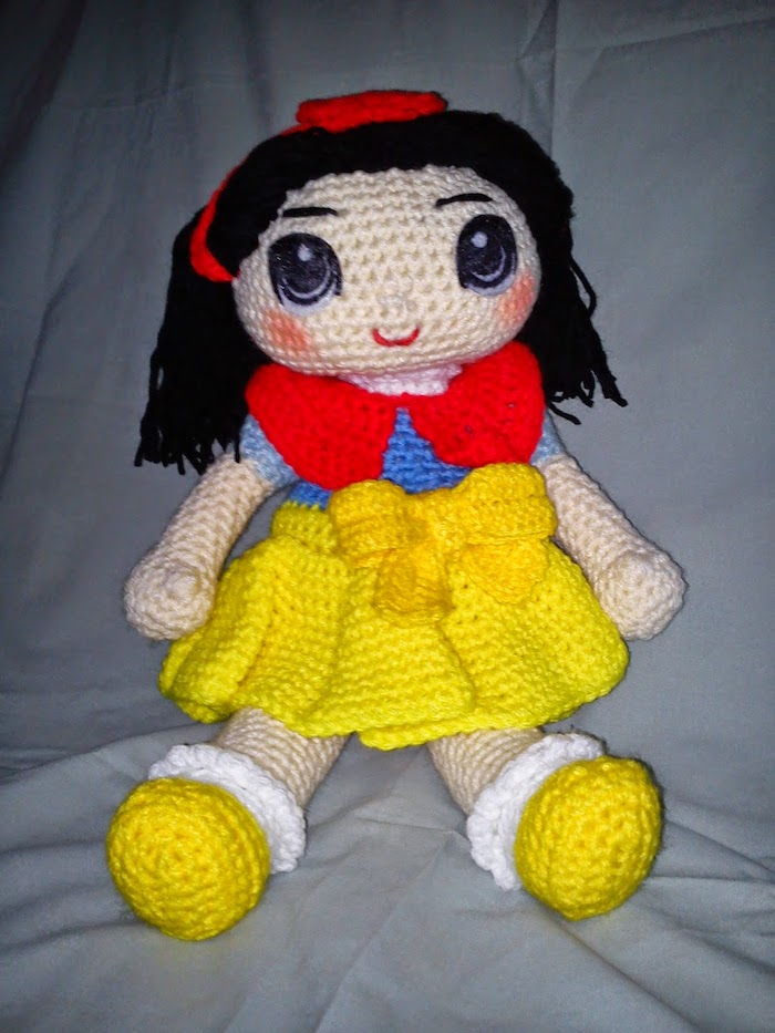 en snøhvit figur akkurat som filmkjole i gule, røde og blå - røde kinn - Amigurumi for nybegynnere