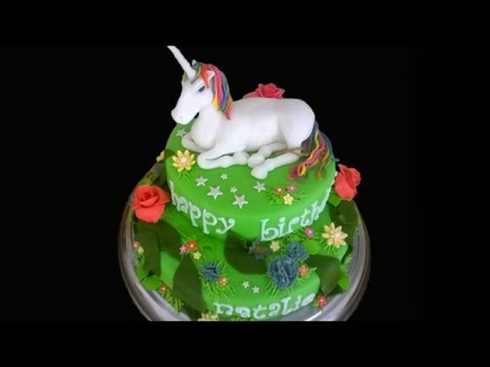 zelena otroška pita z belim unicornom