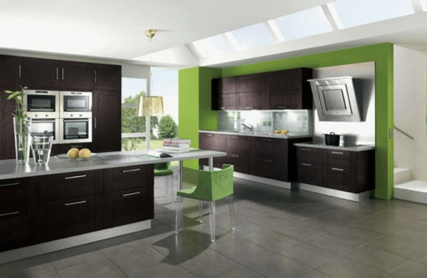 groene-muur-in-een-moderne-keuken-met een groot kookeiland