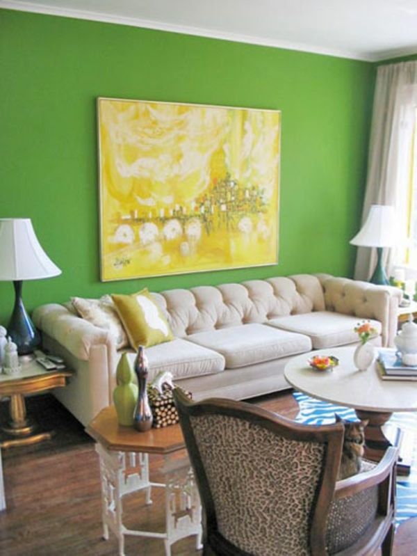 zeleno-sten-barva-v-bivalni-sobi-z-velik-rumeno-sliko-lepo pohištvo