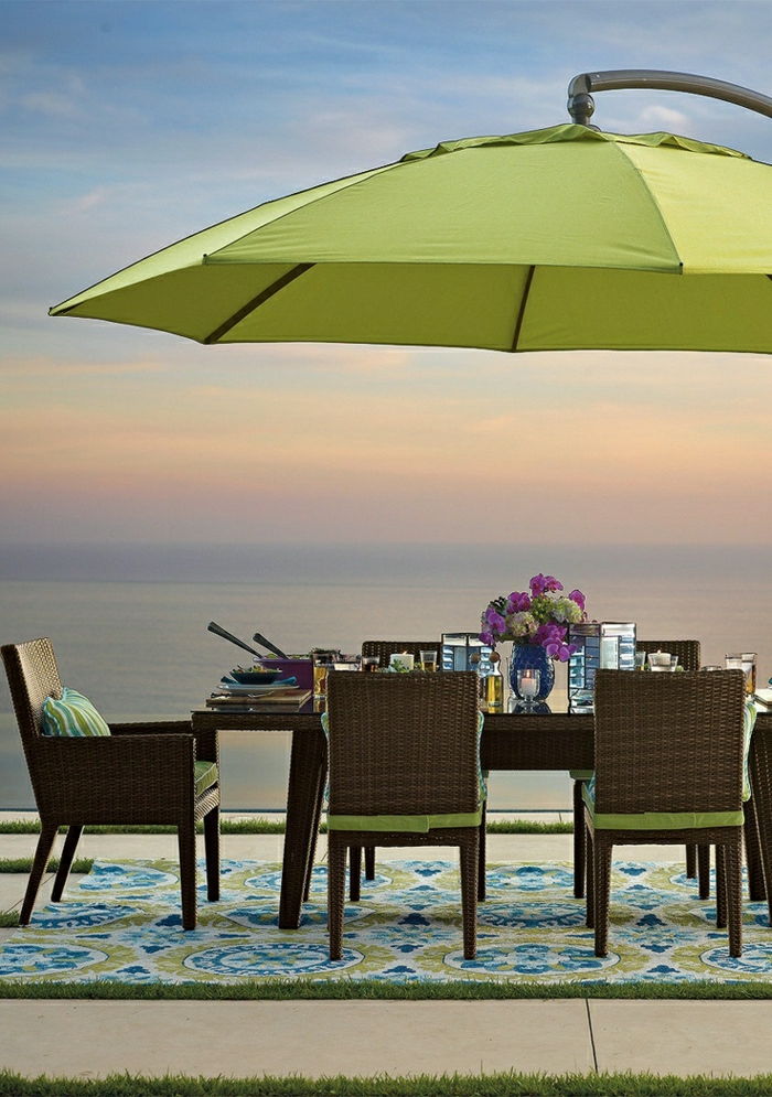 zelená záhrada dáždnik stôl stoličky Rattan Flower mori západ slnka