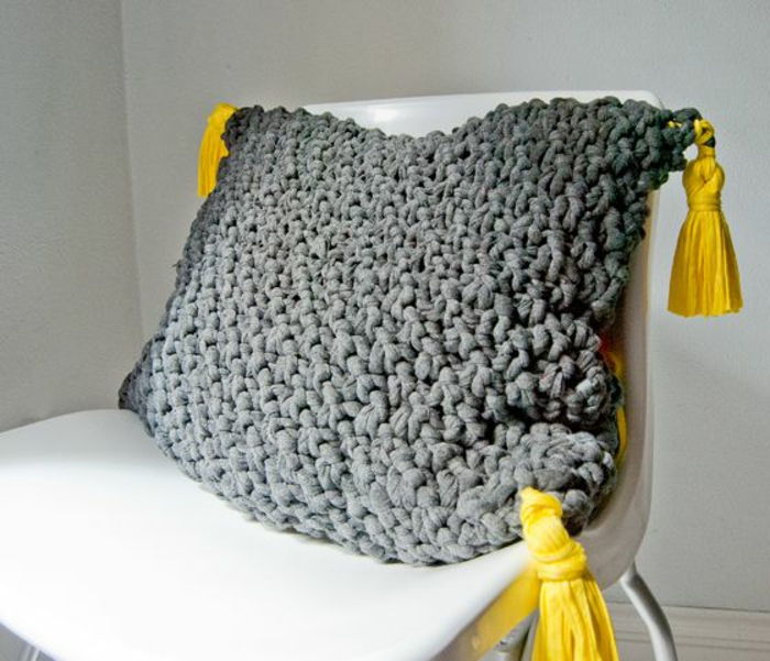 sivo-pletene vzglavnik z rumenimi rese Eksotični Model