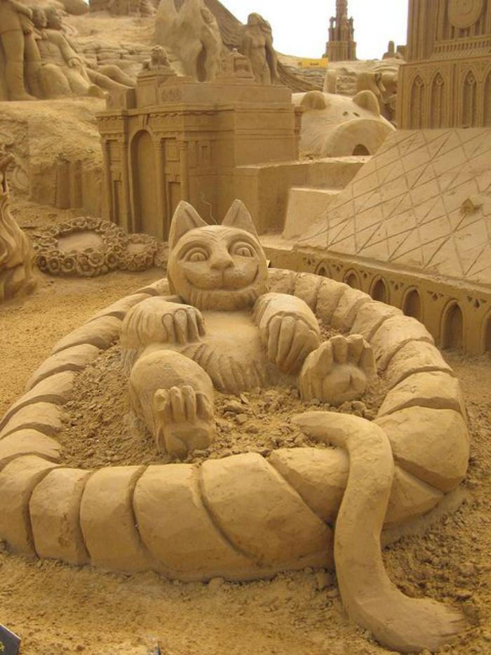 grandi sculture di arte Cat in piscina