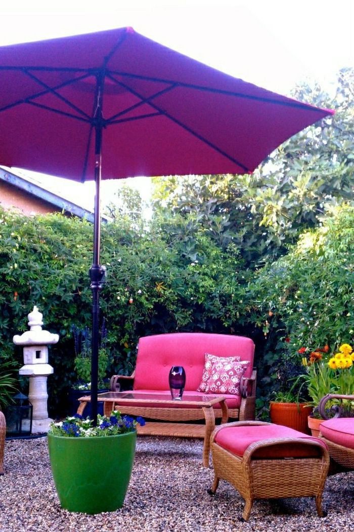 veľké fialovo-záhradný slnečník kvetináč ružové záhradný nábytok ratan ozdobné kamienky