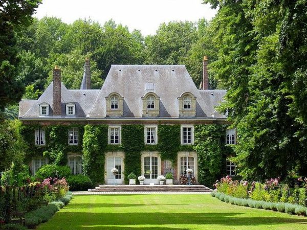 big-house-with-stor trädgård-klassisk arkitektur