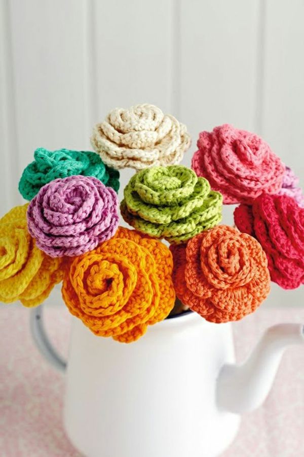 háčkovanie-s-krásne kvety-v-rôznych farbách-Blumendeko