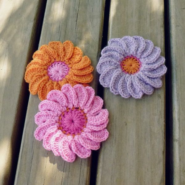 háčkovanie-s-krásne kvety vo svojej rôznych farbách-ružová-oranžová-fialová