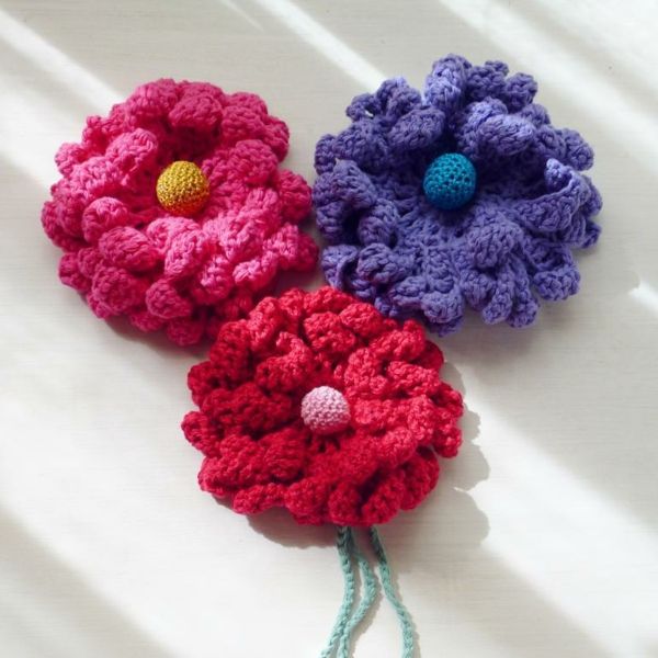 háčkovanie-s-krásne kvety-v-rôznych farbách ružovej, červenej a fialovej