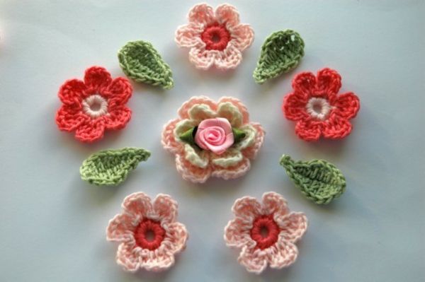Háčkovaná s-krásne kvety-v-rôznych farbách-ružovo-červené kvety-crochet-