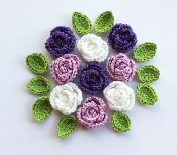 háčkovanie, krásny-kreatívne-háčkovanie kvety - ruže-in-fialové-and-white kvety háčkovanie