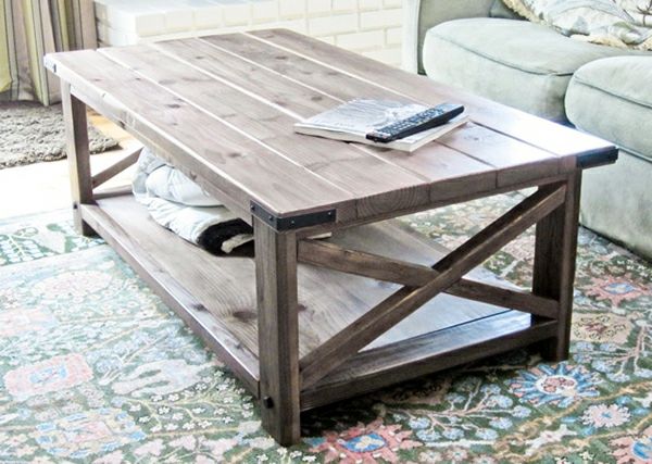 DIY drevený stôl v obývacej izbe