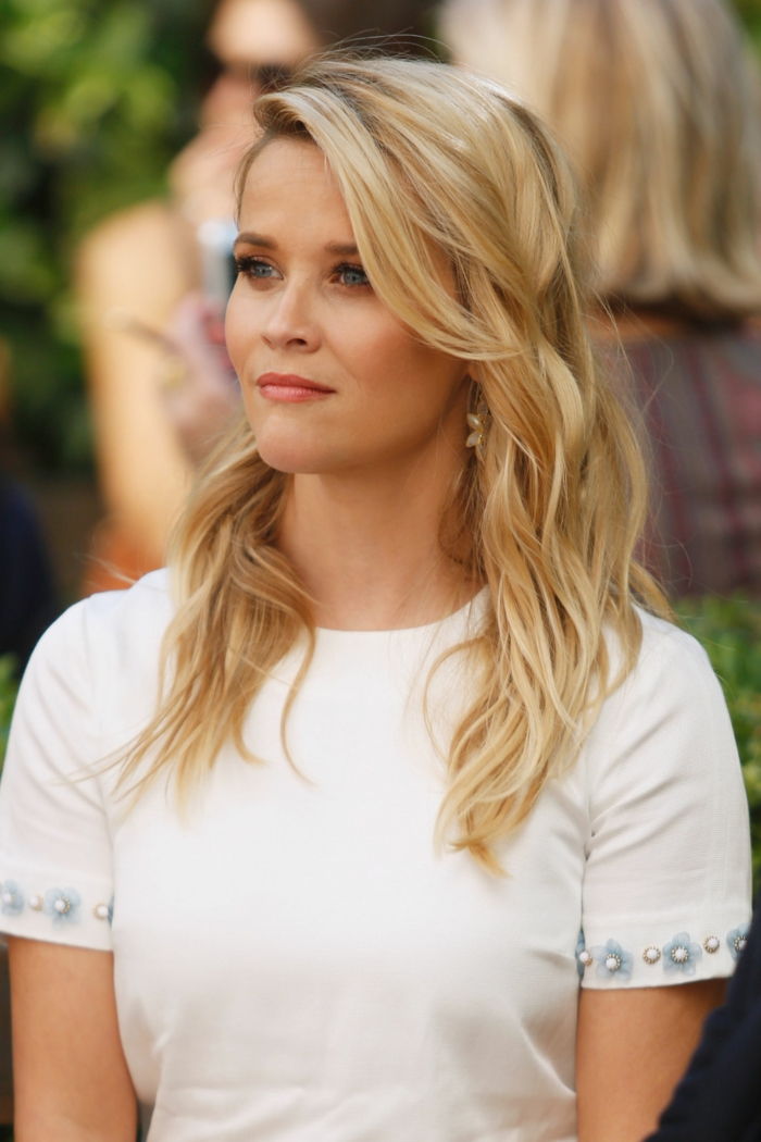 Reese Witherspoon med dagsmake-up, hvit t-skjorte med blomster på ermer, rosa lepper og svart mascara
