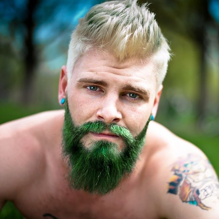 haar verven mannen groene baard blonde man tatoeage op de linkerarm kleurrijke tatoeage idee