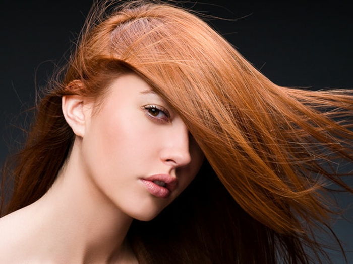 farba vlasov-karamel hladký-vlasy-background-in-čiernej farby