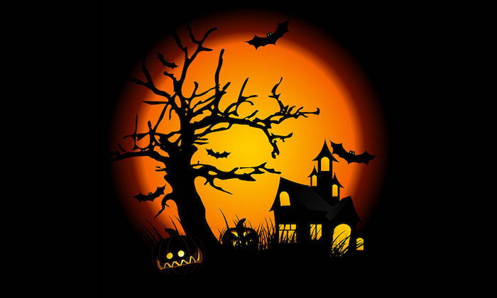 Halloween bakgrund - ett slott upplyst i mörkret av fullmåne