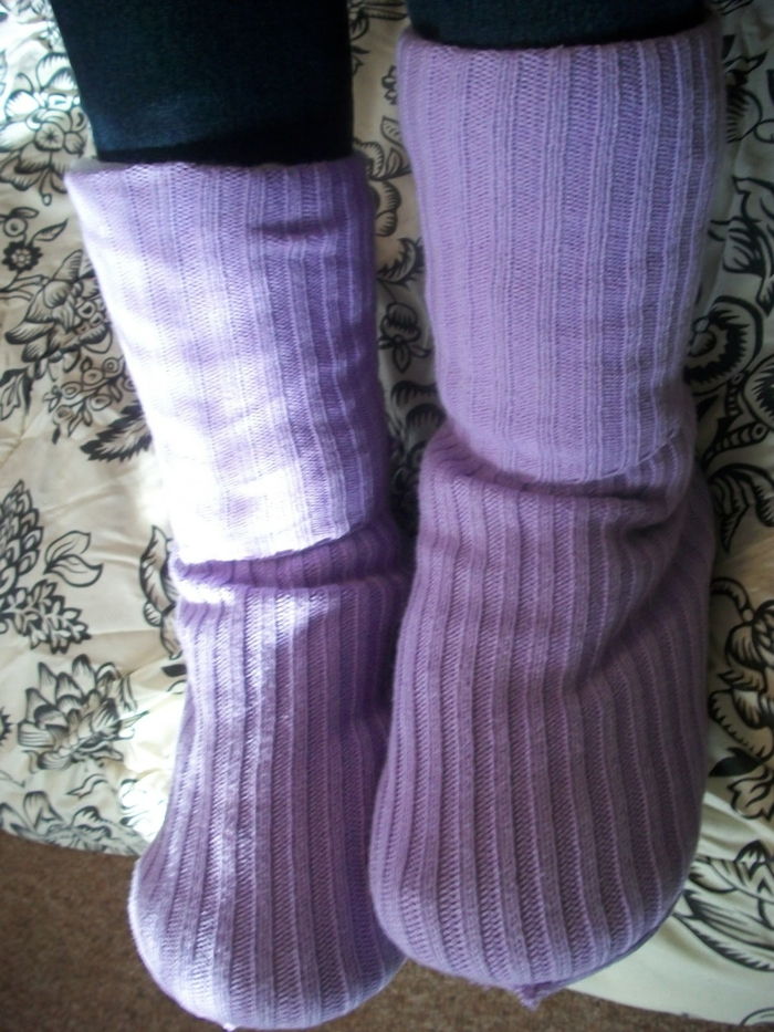 Pantofi violeți din șosete vechi tricotate pentru un copil - papuci de cusut