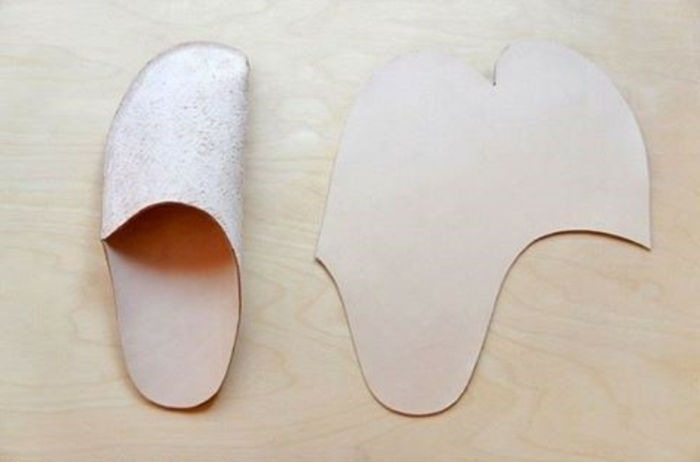 Papuci înșiși coase o formă care servește ca un șablon pentru îndepărtare