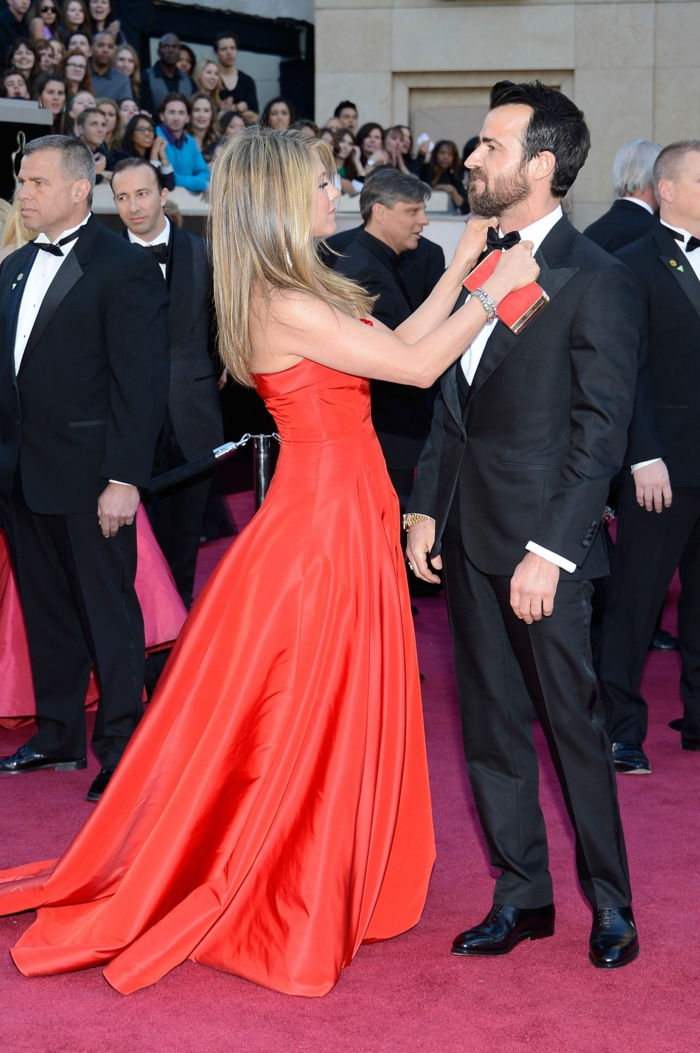 tričko-s-fly-Jennifer Aniston-a-jej lepšiu man-he-medvede-Mascherl-to-long-červeno-dress-red-carpet style