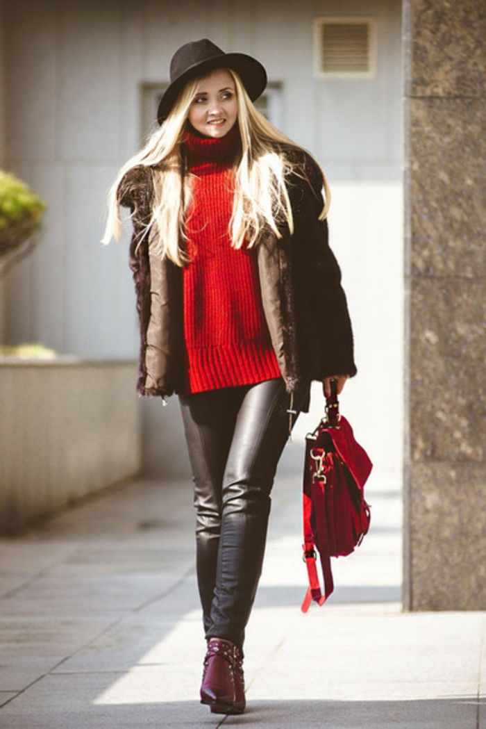 klädkod smart casual röd väska röd tröja hatt röd skor läderbyxor i svart jacka blond kvinna