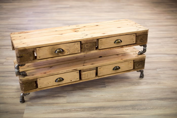 Pozrite sa na tento nápad na nábytok vyrobený zo starých europalet a dreva