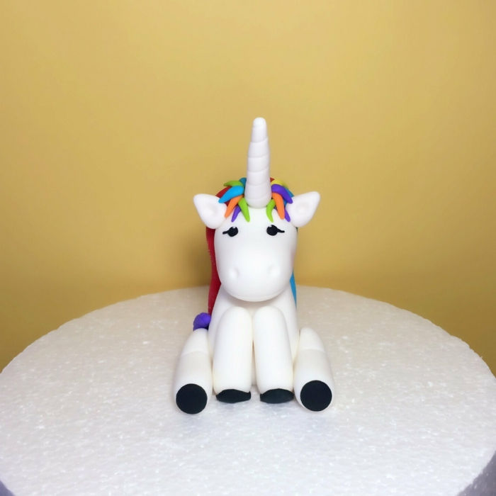 tukaj je malo bele unicorn - ideja za torto za enolončnico