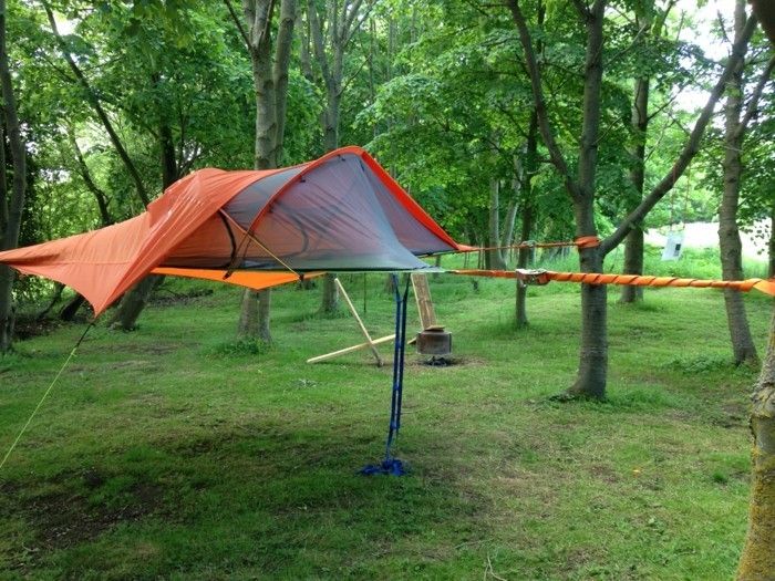 här-a-tält-orange-är-med-repstege
