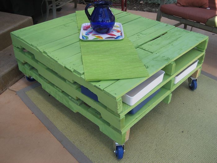 o masă verde din europaleți vechi - idee pe tema terasei pentru mobilă pentru paleți