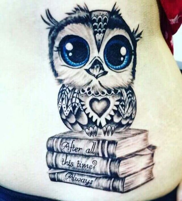 questa è un'idea per un mini gufo del tatuaggio - un piccolo gufo carino con gli occhi azzurri e tre libri