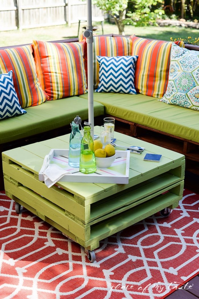 Acum, noi le arătăm ideile noastre pentru o masă și o canapea cu verde și colorat kissem - mobilier din europaleți pentru exterior - masa, sticle, pahare