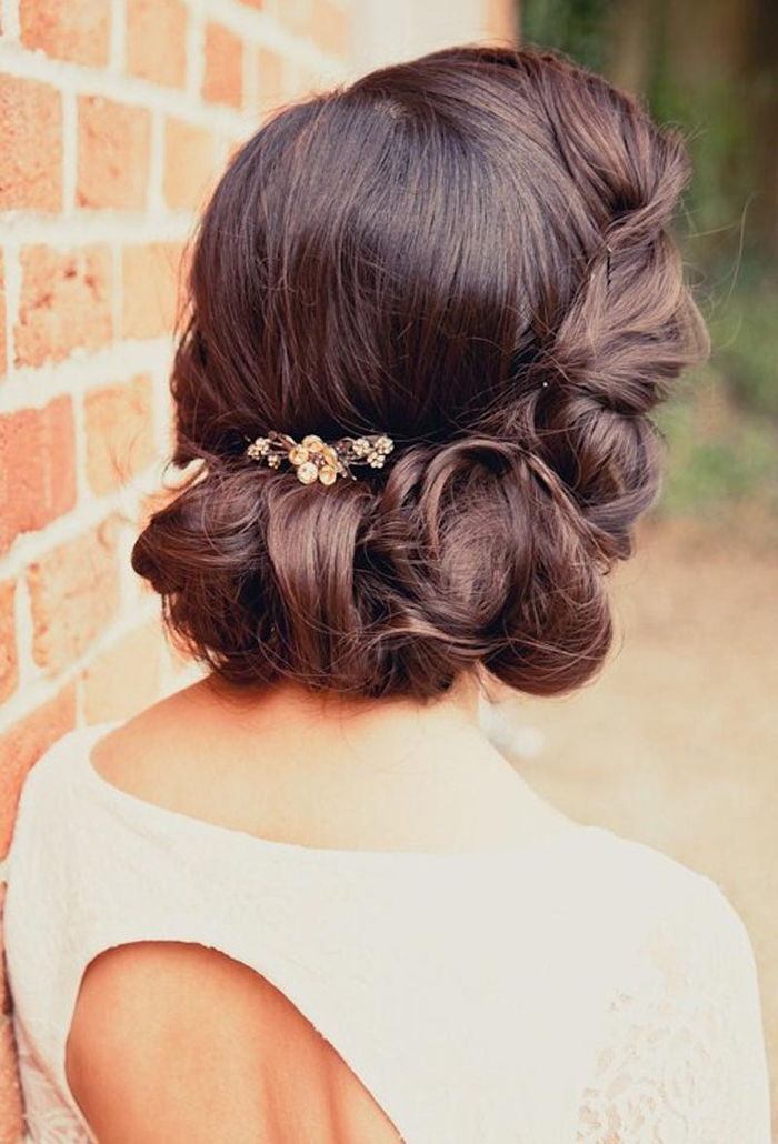 Spilla con forma arrotondata e un piccolo ornamento come accento - capelli da sposa