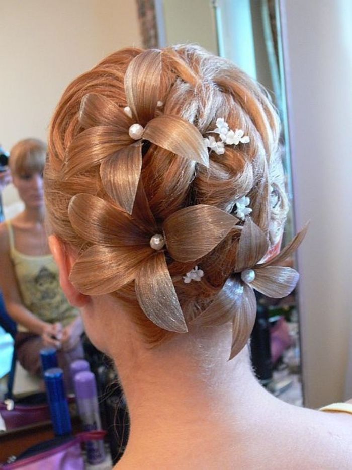 un'acconciatura da sposa fantasia con fiori nel colore dei capelli