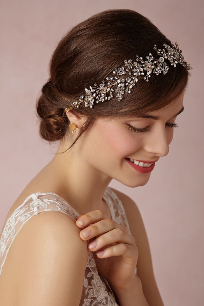 splendidi gioielli per capelli con piccole perle di vetro vestito bianco capelli castani