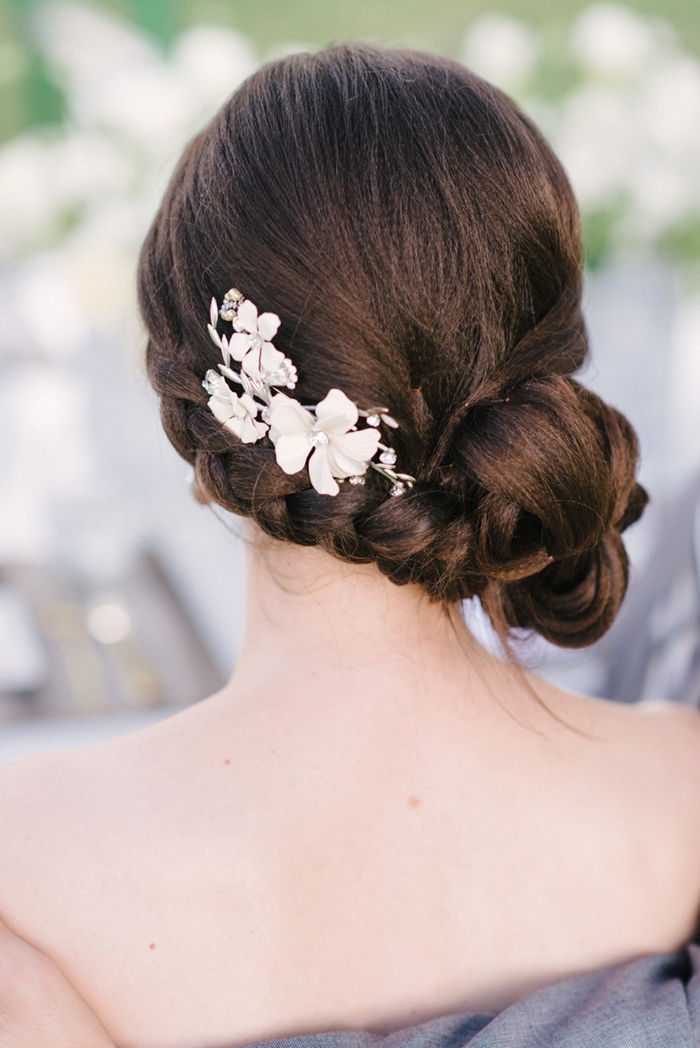 acconciatura di capelli intrecciati capelli castani bridesmaids con fiori bianchi