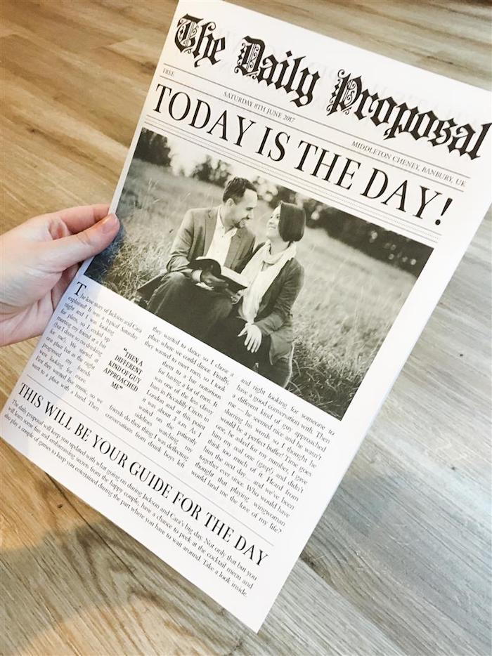 Vestuvių laikraštis vadinamas vestuvių prašymu ir jaunavedžių nuotrauka su stora knyga