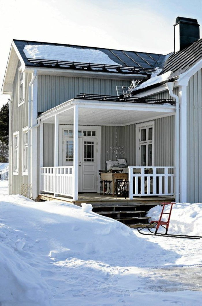 Holzhaus-amerikansk veranda-design-in-snow-absorberat