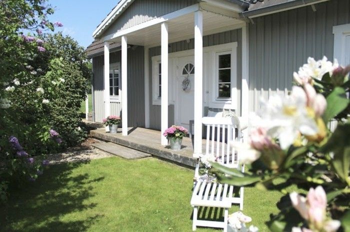 trä-house-with-veranda-fjäder färska rasenfläche