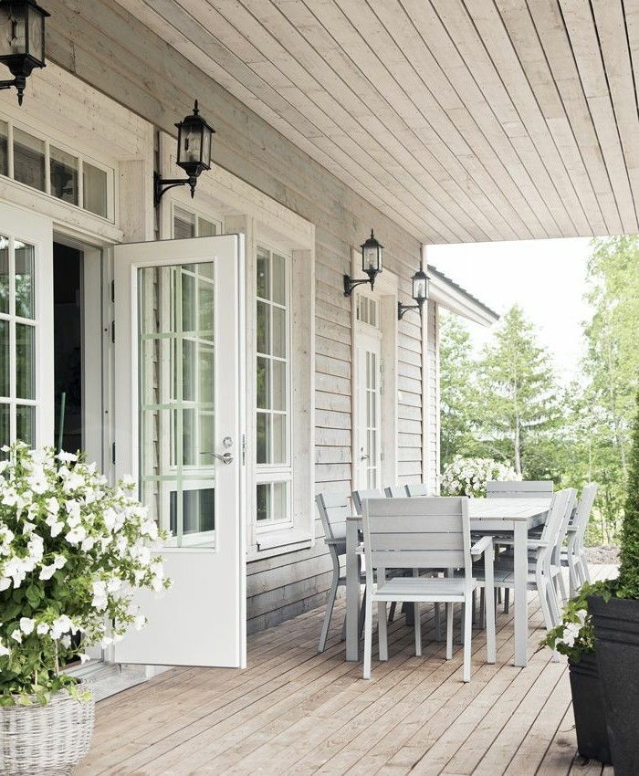 trä-house-with-veranda-big-matbord