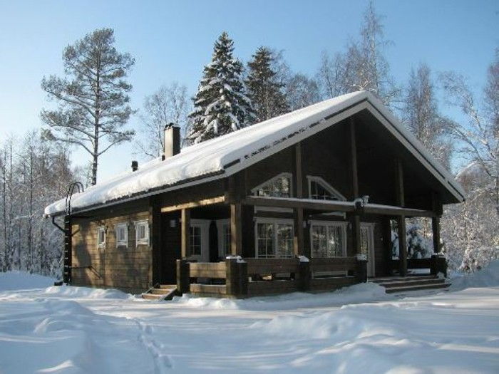 Holzhaus-Skihütte-med-veranda-berg-skidsemester