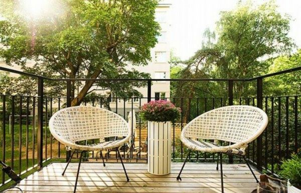 medinės terasos - šiuolaikiškas ir gražus - du saldūs kėdės