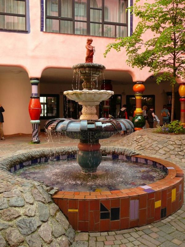 Hundertwasser-art-fontein-in-binnenplaats-magdeburg