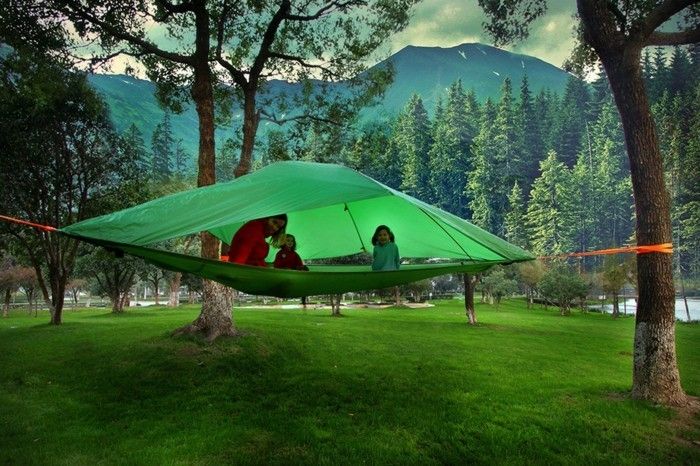 idé-for-a-grön-camping tält-två personer-in-the-wild-träd för