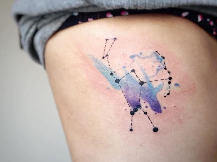 Piccolo tatuaggio colorato con una piccola immagine stella nera con stelle nere