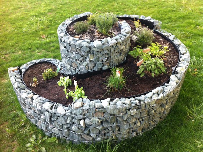 Ta en titt på denne ideen på urte spiral med steiner og grønne planter - ide om temaet hage design