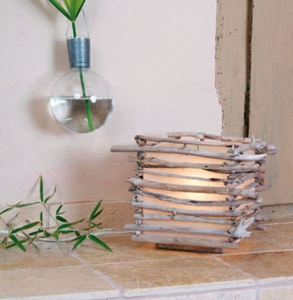 Dekorativ lampe med drivvedelementer