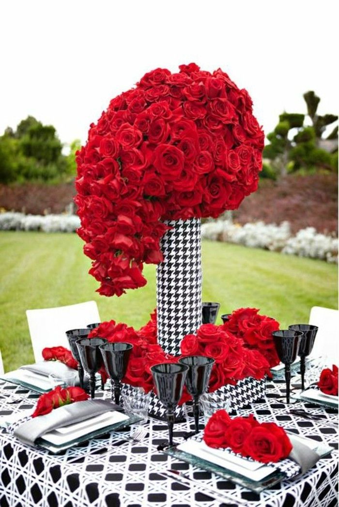zanimive miza dekoracijo ideje-z-črno t-beli elementi in Red Rose kot naglas