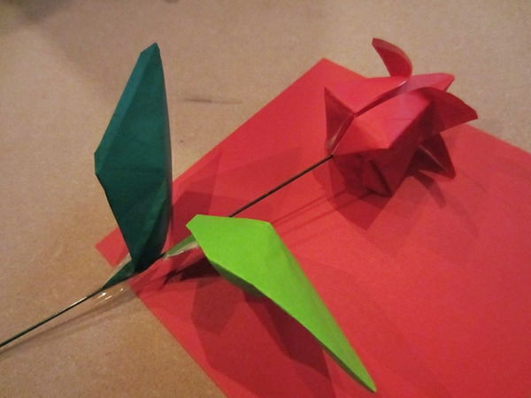 ciekawe papierowe tulipanowe majsterkowanie - zielone liście