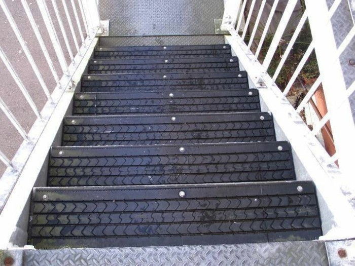 Zaujímavé-schody použité recyklácia pneumatík kreatívny dizajn
